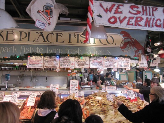 市場の名所、魚を投げることで有名な魚屋